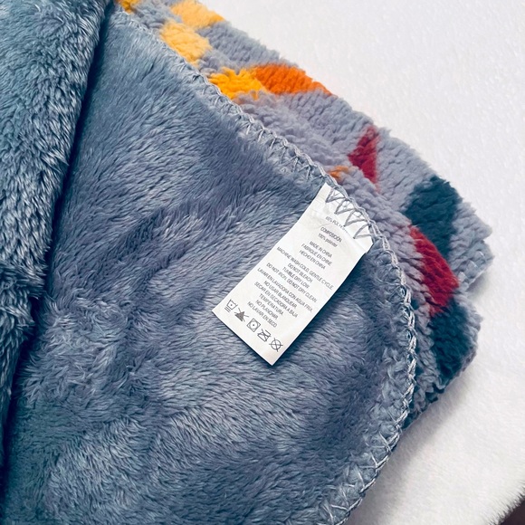 NEW!!  Pendleton Coyote Aztec Sherpa throw blanket - Picture 7 of 12